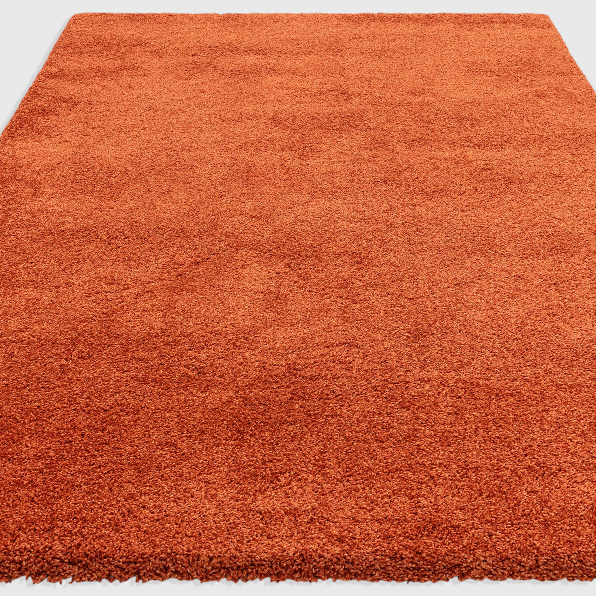 Alvo Rugs Atelier orange shaggy rug with a thick, plush polypropylene pile for a soft and cosy texture.