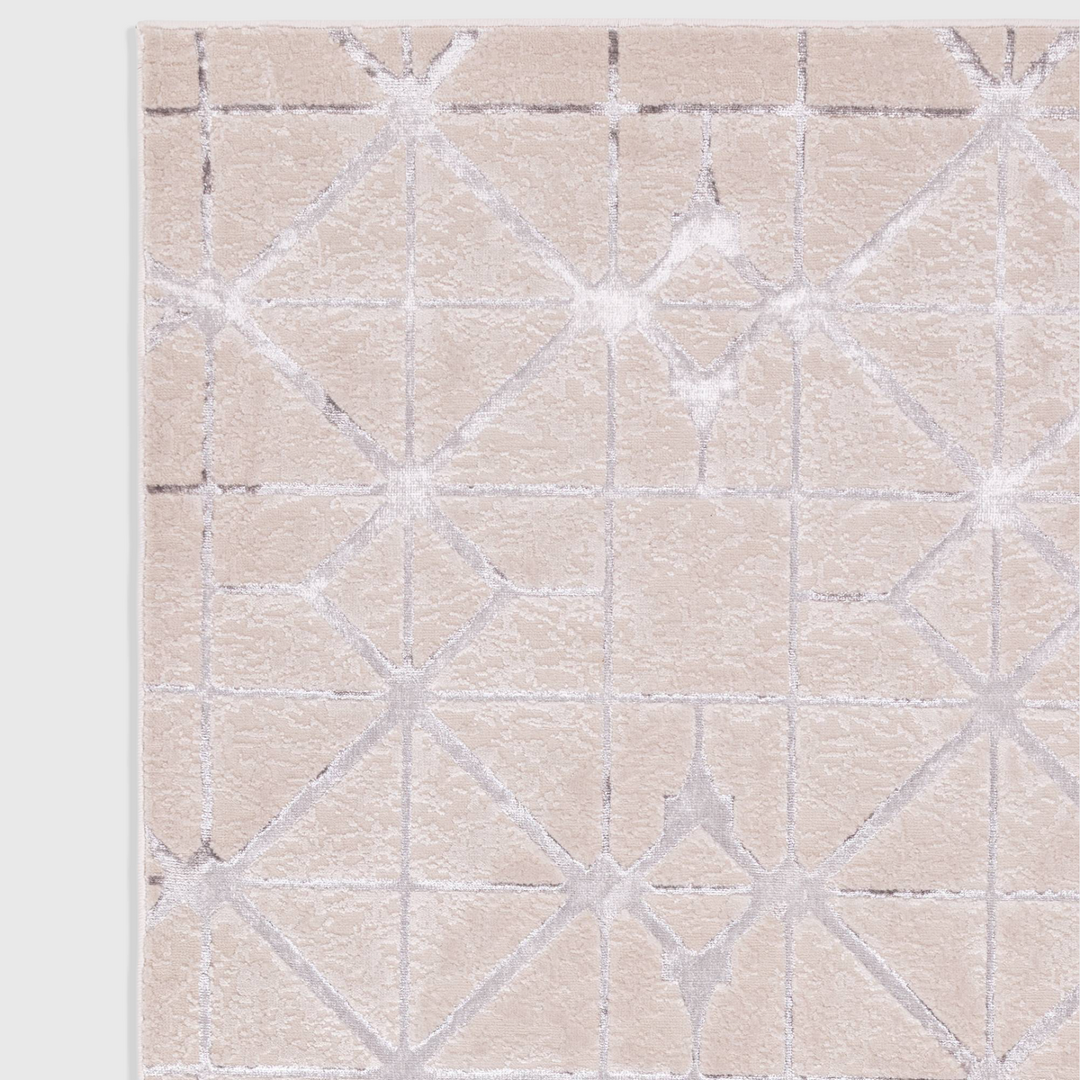 Alvo Rugs Aurorella Au11 lattice rug in grey and silver with a modern metallic geometric pattern and cut pile texture.