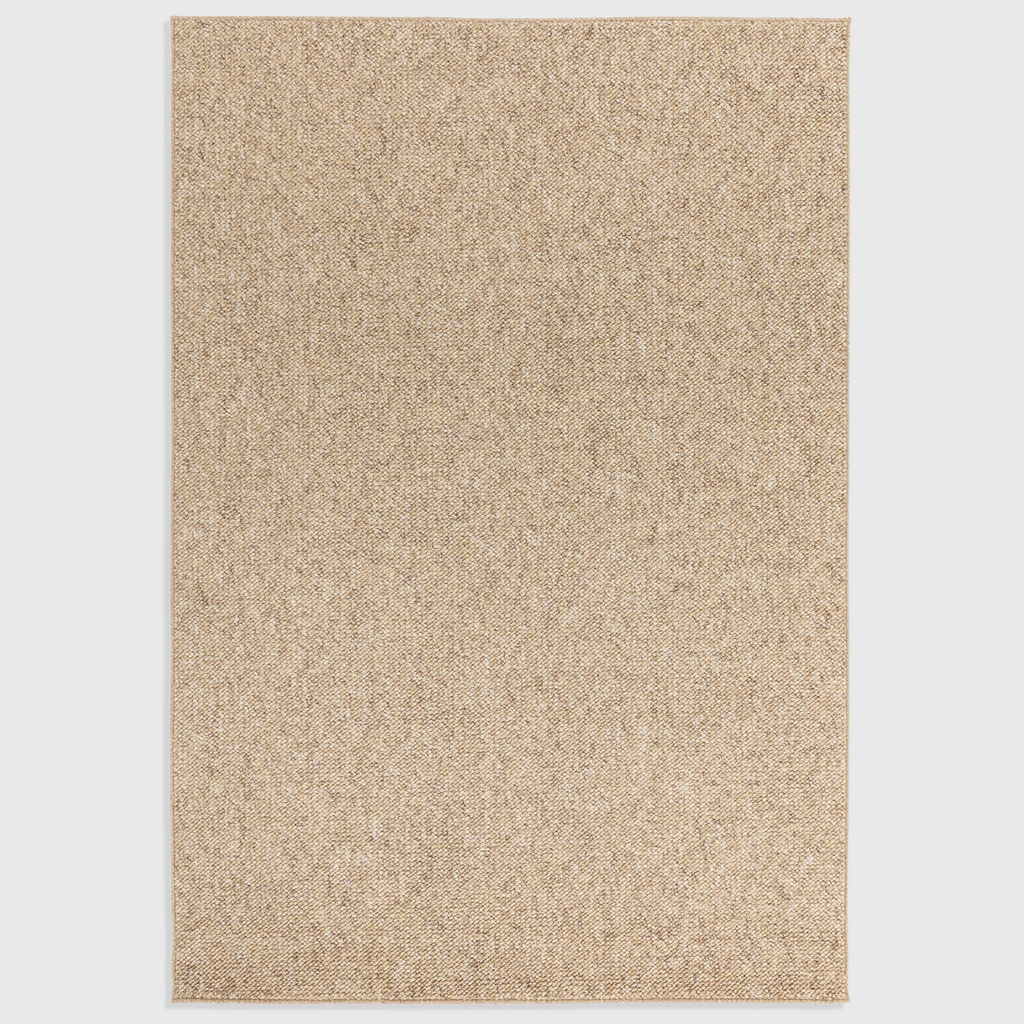 Alvo Rugs Bodenia sand coloured tufted polyester rug with a plain boho aesthetic and felt backing.