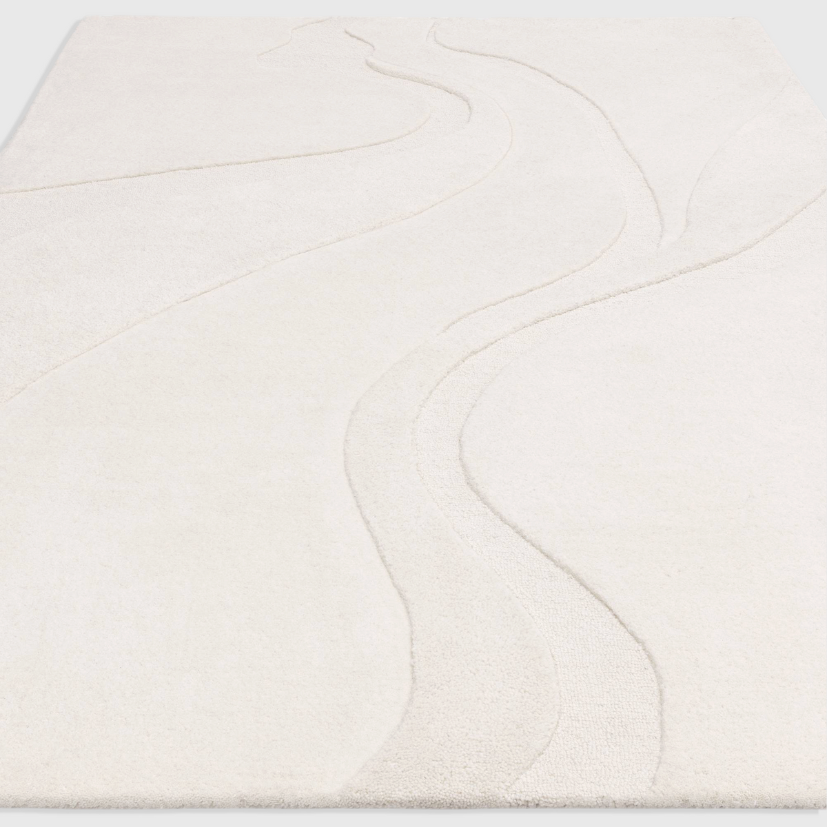 Alvo Rugs Olsenia Glide rug in cream wool with hand-carved abstract flowing lines and a soft tufted texture.