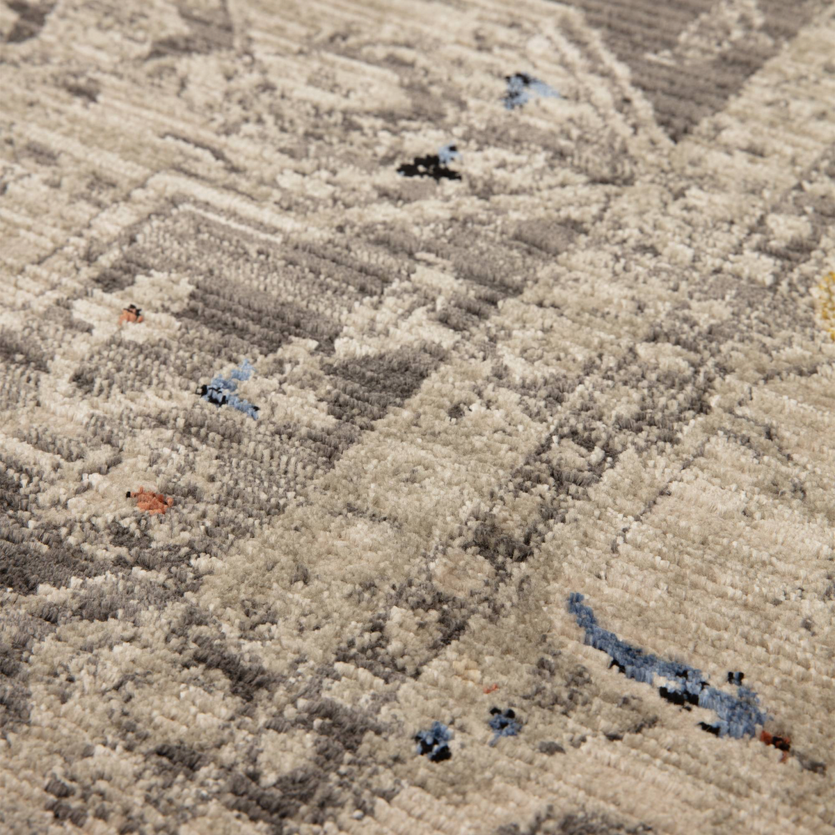 Alvo Rugs Sovra charcoal medallion rug featuring a distressed grey and silver pattern with a soft polyester sheen.